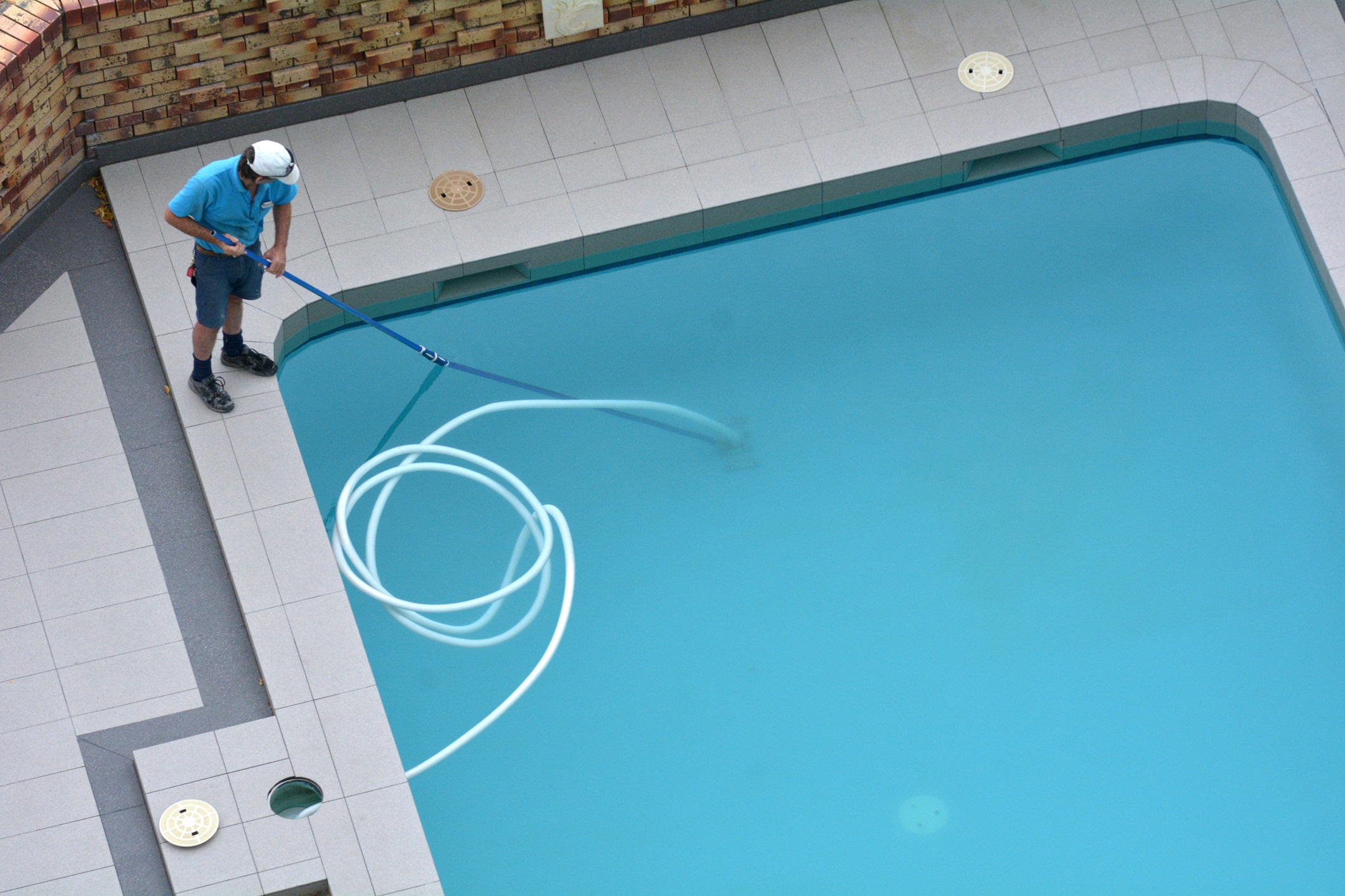 Pool Cleaner Cleaning a Pool by vacumming the floor